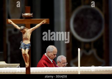 Roma, Italia. 3 aprile 2026. Il Papa ha visto sull'altare prepararsi alla comunione. La passione di Cristo rappresenta la somma delle sofferenze fisiche e spirituali subite da Gesù negli ultimi giorni della sua vita, culminando nella sua morte sulla croce. È il cuore della fede cristiana: Un atto di amore supremo per la salvezza dell'umanità, il perdono dei peccati e la redenzione dal male. Credito: SOPA Images Limited/Alamy Live News Foto Stock