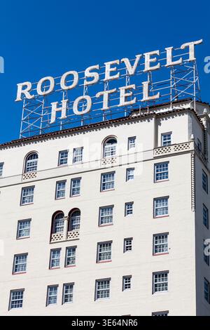 Iconico segno al neon sul tetto dello storico Hollywood Roosevelt Hotel contro un cielo blu limpido su Hollywood Boulevard, Los Angeles, California Foto Stock