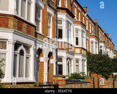 Fila di case a schiera su strada residenziale a Hampstead, Londra, Regno Unito Foto Stock