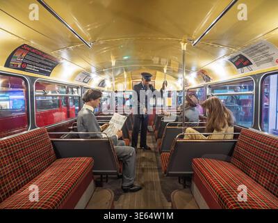 Figura del conduttore dell'autobus a bordo di uno storico autobus Routemaster degli anni '1960 al London Transport Museum, Londra, Regno Unito Foto Stock