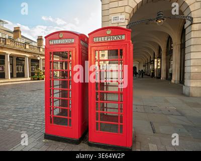 Due tradizionali cabine telefoniche rosse al Covent Garden, Londra, Regno Unito Foto Stock
