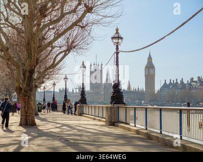 La passeggiata lungo la South Bank con il Big Ben e le Houses of Parliament, Londra, Regno Unito Foto Stock