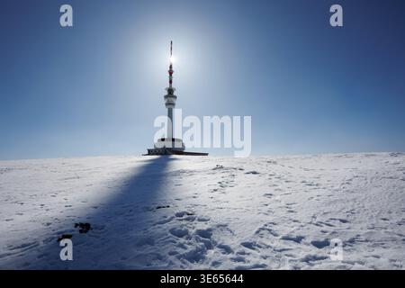 Torre e trasmettitore per la televisione e le comunicazioni, Praded, montagne Jeseniky, Repubblica Ceca, Cechia. Alto edificio di servizio in cima alla bocca Foto Stock