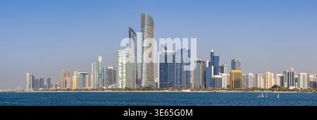Skyline di Abu Dhabi con grattacieli sul mare che viaggiano ad Abu Dhabi, Emirati Arabi Uniti Foto Stock