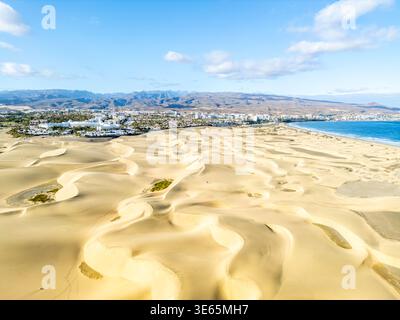 Dunas de Maspalomas deserto di dune di sabbia sull'isola di Gran Canaria foto aerea dall'alto delle vacanze che viaggiano in Spagna Foto Stock