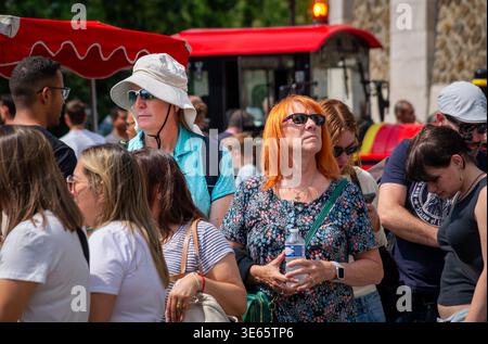 Parigi, Francia - 08 05 2025: Un'immagine grandangolare di turisti e locali che si radunano sulla terrazza del Sacro cuore. L'immagine mostra un gruppo diverso o. Foto Stock