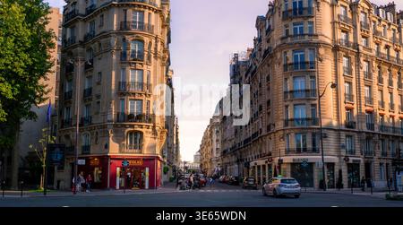 Parigi, Francia - 08 05 2025: Una vista grandangolare dei classici condomini parigini nel 7° arrondissement durante l'ora d'oro. Lo spettacolo della scena Foto Stock