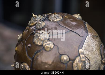 Sfera in bronzo dettagliata con texture organiche, globo terrestre Foto Stock
