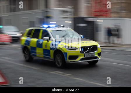Il veicolo dell'unità di intervento della polizia metropolitana di Londra sta guidando velocemente verso l'incidente, Londra, Regno Unito Foto Stock