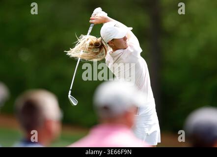 Augusta, Stati Uniti. 4 aprile 2026. Ava Merrill colpisce un tee shot sulla dodicesima buca nell'ultimo round dell'Augusta National Women's Amateur all'Augusta National Golf Club sabato 4 aprile 2026 ad Augusta, Georgia. Maria Jose Marin della Colombia ha vinto l'Augusta National Women's Amateur con un punteggio di 14 under par. Foto di John Angelillo/UPI credito: UPI/Alamy Live News Foto Stock