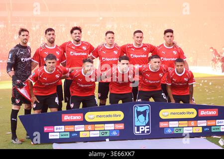 Avellaneda, Argentina - 4 aprile 2026: Formazione iniziale dell'Independiente. L'Independiente sconfisse il Racing Club 1-0 in una nuova edizione dell'Avellaneda Derby. In una partita tattica ad alta posta, l'attaccante Gabriel Avalos ha segnato il gol vincente per la squadra di casa, scatenando euforia allo Stadio Libertadores de America - Ricardo Enrique Bochini. (Foto: Fotobaires/UNAR AGENCY) credito: /Alamy Live News Foto Stock
