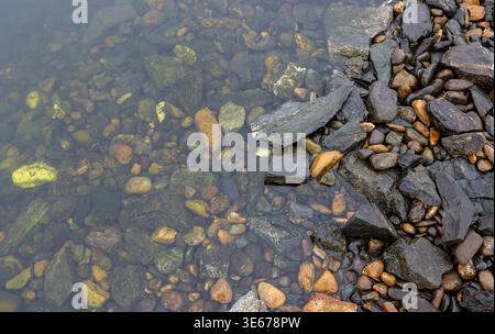 Grandi pietre colorate in acqua fredda, vista dall'alto Foto Stock