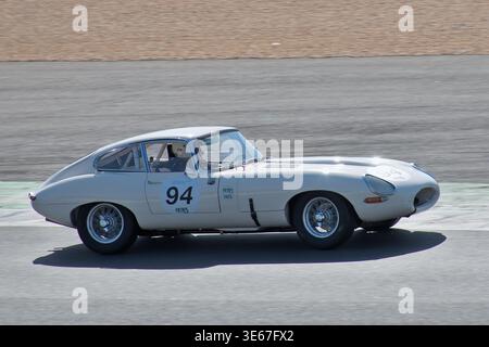 La Jaguar e-Type 3,8 è stata scolpita dalla curva 1 a Estoril. L'eleganza britannica senza tempo si fonde con prestazioni da pista Foto Stock