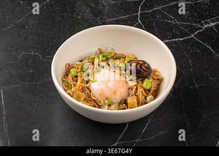 Spaghetti mazesoba giapponesi con uova e funghi Foto Stock