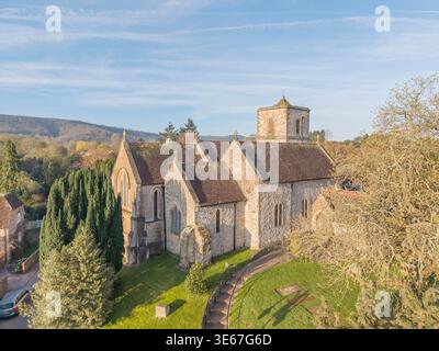 Vista aerea della chiesa parrocchiale di st Marys, classificata di grado 1, nel villaggio occidentale di pulborough nel sussex, risalente al XIII secolo Foto Stock