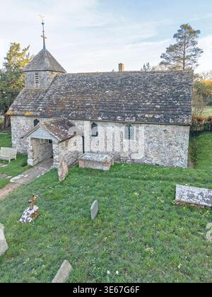 vista aerea della chiesa parrocchiale di grado 1 nel villaggio di wiggonholt del sussex occidentale risalente al xii secolo Foto Stock