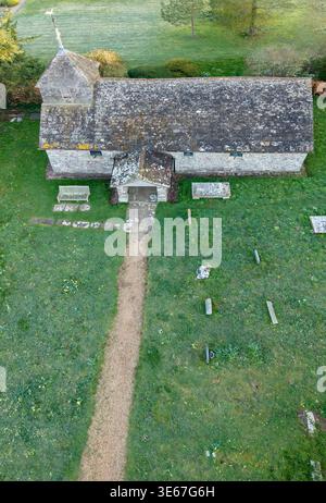 vista aerea della chiesa parrocchiale di grado 1 nel villaggio di wiggonholt del sussex occidentale risalente al xii secolo Foto Stock
