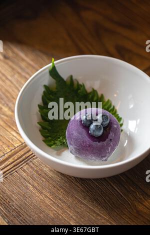 Dessert mochi alla lavanda con mirtilli freschi Foto Stock