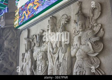 Esterno del monastero buddista po Lin Chan, situato sull'altopiano di Ngong Ping, sull'isola di Lantau nella regione amministrativa speciale di Hong Kong, Cina, il 24 luglio 2015 Foto Stock