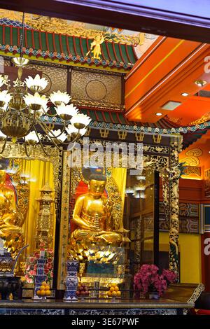 Interno del monastero buddista po Lin Chan, situato sull'altopiano di Ngong Ping, sull'isola di Lantau nella regione amministrativa speciale di Hong Kong, Cina, il 24 luglio 2015 Foto Stock