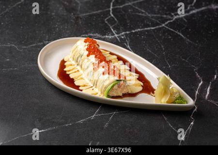 Sushi roll con salsa cremosa e uova di salmone Foto Stock