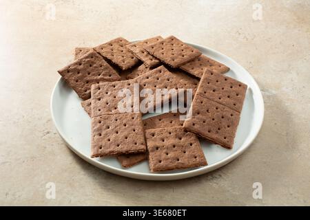 Una vista su un piatto di biscotti graham al cioccolato senza latticini e senza glutine. Foto Stock