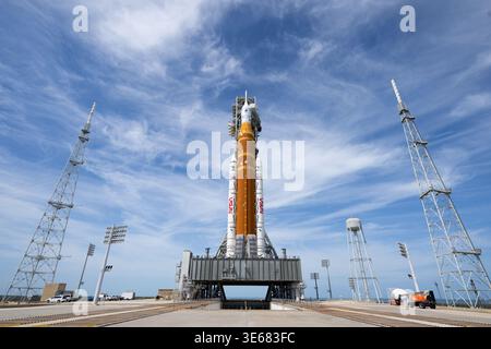 Il razzo spaziale Artemis II e la navicella spaziale Orion della NASA visti in cima a un lanciatore mobile al Kennedy Space Center USA data 31.3.26 - foto della NASA Foto Stock