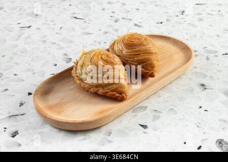 Una vista di alcuni sbuffi di curry tailandesi, su una tavola di legno. Foto Stock