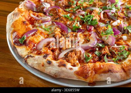 Vista su una pizza al pollo alla griglia. Foto Stock