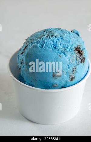 Vista di una tazza di gelato ai biscotti blu. Foto Stock