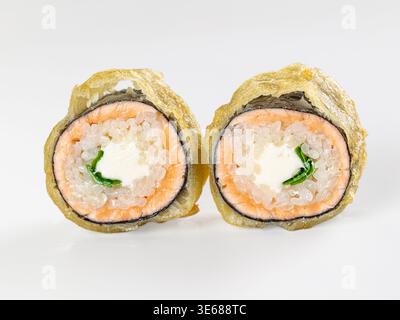 Bicchierino di due involtini di sushi tempura fritti con formaggio cremoso al salmone. Stuzzicanti piatti giapponesi su uno sfondo bianco minimalista. Luce pulita e dai toni alti Foto Stock