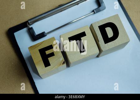 Concetto di testo FTD - demenza frontotemporale su blocchi di legno. Foto Stock