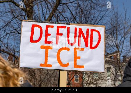 Boston, ma, US-28 marzo 2025: No Kings protesta. I manifestanti anti anti-Trump con la lettura dei cartelli sfinanziano Ice. Foto Stock