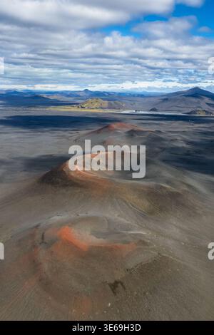 Vista aerea dei crateri rossi vulcani a Hnausapollur nelle Highlands, Islanda meridionale. Paesaggio vulcanico con splendide montagne intorno a Landmannala Foto Stock