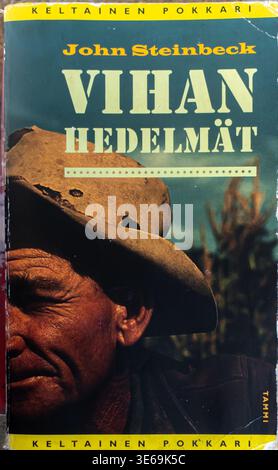 Edizione finlandese del romanzo del 1939 di John Steinbeck, le uve dell'ira (titolo finlandese: Vihan hedelmät). Foto Stock
