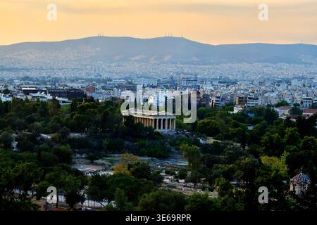 Vista dalla collina dell'Acropoli ad Atene, Grecia, che si affaccia sul Tempio di Efesto (Teseo) e sul paesaggio urbano durante l'ora d'oro Foto Stock