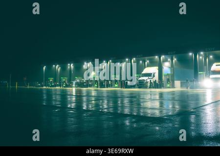 Vista aerea del parcheggio della città di notte con luci Foto Stock