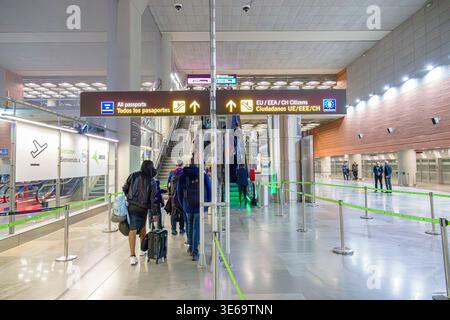 Madrid Spagna, Aeropuerto Adolfo Suarez terminal dell'aeroporto Madrid-Barajas, area di controllo passaporti viaggiatori persone uomini donne adulti fila scale mobili tutto Foto Stock