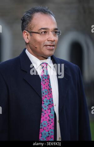 Krishnan Guru-Murthy, giornalista britannico, conduttore di notizie televisive e presentatore di Channel 4 News, Westminster, Londra, Regno Unito Foto Stock