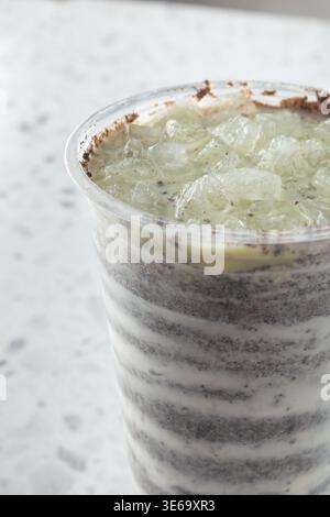 Vista su biscotti matcha e tè al latte con panna. Foto Stock