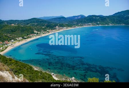 Panorama ad alto angolo della baia di Agios Georgios Pagon con acqua turchese. Vista aerea di una spiaggia panoramica e montagne a Corfù, Grecia, il 13 luglio 2023. Foto Stock