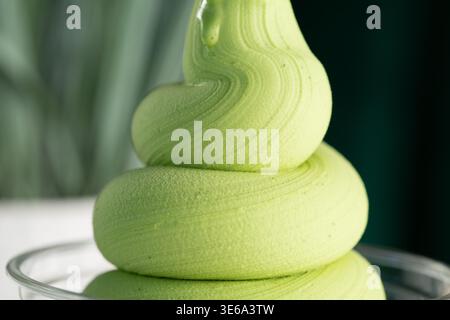 Una vista ravvicinata del vortice di un gelato a base di matcha. Foto Stock