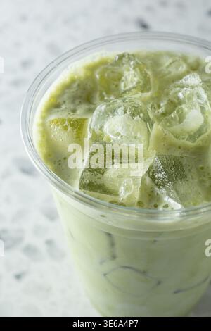 Vista ravvicinata di un latte matcha freddo ghiacciato. Foto Stock