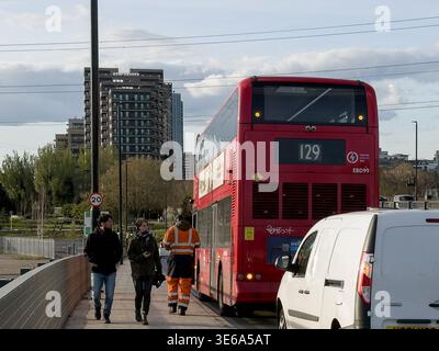 LONDRA, Regno Unito, 5 aprile 2026: Nella foto viene illustrato un tecnico di recupero del Transport for London (TfL) in abbigliamento ad alta visibilità che valuta un autobus disabile della Route 129 mentre i passeggeri partono a piedi. Il guasto meccanico si è verificato durante l'avvicinamento al Silvertown Tunnel North Portal la domenica di Pasqua. La scena documenta lo spostamento umano e la risposta tecnica necessaria quando le risorse di transito primarie si guastano all'interno della zona dell'infrastruttura di Silvertown. Questa prospettiva enfatizza la "frizione urbana" tra l'infrastruttura automatizzata e il recupero manuale del transito. Credito: xiu bao/Alamy Live News Foto Stock