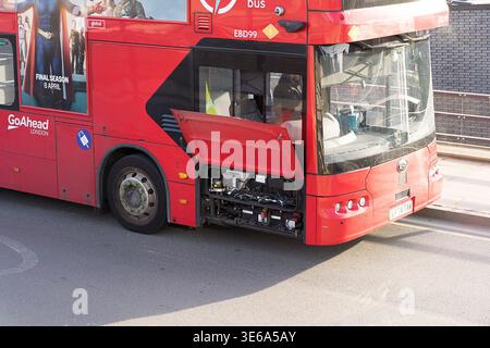 LONDRA, Regno Unito - 5 aprile 2026: Studio ravvicinato di un'area di guasto meccanico su un autobus della Route 129 di Londra. Il pannello di accesso laterale è aperto, rivelando i componenti elettrici e di raffreddamento interni situati direttamente sotto il sedile conducente. Il veicolo ha subito un guasto meccanico durante l'avvicinamento al Silvertown Tunnel North Portal. Questa vista dettagliata cattura la "frizione urbana" tra le operazioni di trasporto pubblico ad alta frequenza e l'affidabilità meccanica in una tranquilla domenica di Pasqua. Credito: xiu bao/Alamy Live News Foto Stock