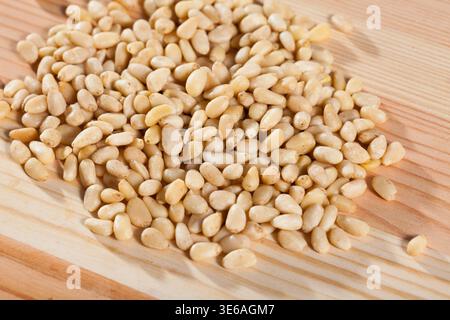 Foto di mix di pinoli crudi sulla scrivania in legno Foto Stock