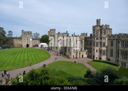 Vista esterna del castello di Warwick con torri in pietra e bastioni sopra un prato verde nel Warwickshire, Inghilterra. Foto Stock