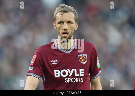 Londra, Regno Unito. 5 aprile 2026. LONDRA, INGHILTERRA, 5 APRILE: Tomas Soucek del West Ham United durante la partita di fa Cup tra West Ham United e Leeds United al London Stadium il 5 aprile 2026 a Londra, Inghilterra (foto di Alexander Canillas/Sports Press Photo) credito: SPP Sport Press Photo. /Alamy Live News Foto Stock