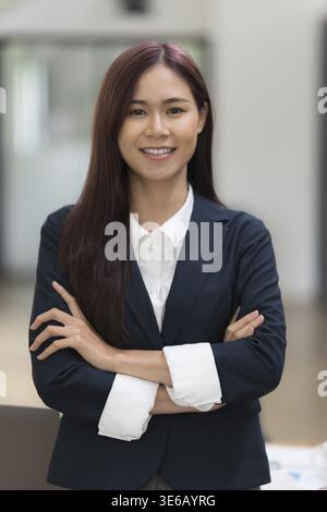 Un ritratto di Asian Happy Businesswoman sorridente e di lavoro in ufficio Foto Stock