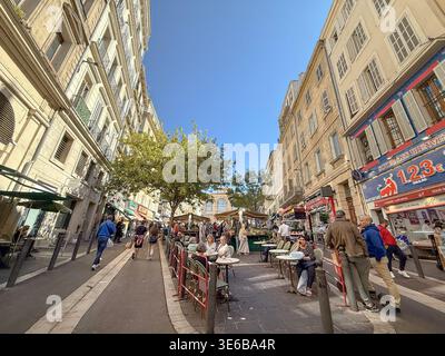 MARSIGLIA, FRANCIA - 29 SETTEMBRE 2025: Marche des Capucins, o Marche de Noailles, nel centro di Marsiglia, Francia, con bancarelle, caffè e pe Foto Stock